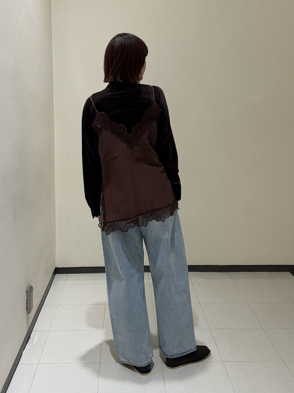 ブラウン系のキャミソール、ブラウン系のシャツ/ブラウス、ブルー系のデニムパンツを着用したレディースの冬コーディネートの3枚目の写真