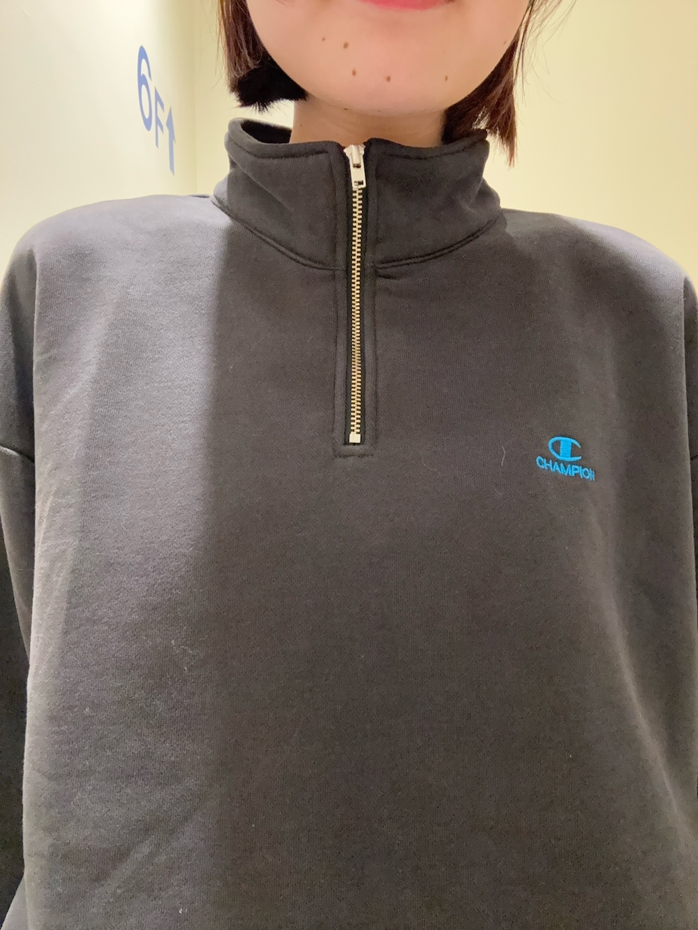 ホワイト系のスカート、グレー系のデニムパンツ、ブラック系のその他シューズを着用したレディースの秋コーディネートの5枚目の写真