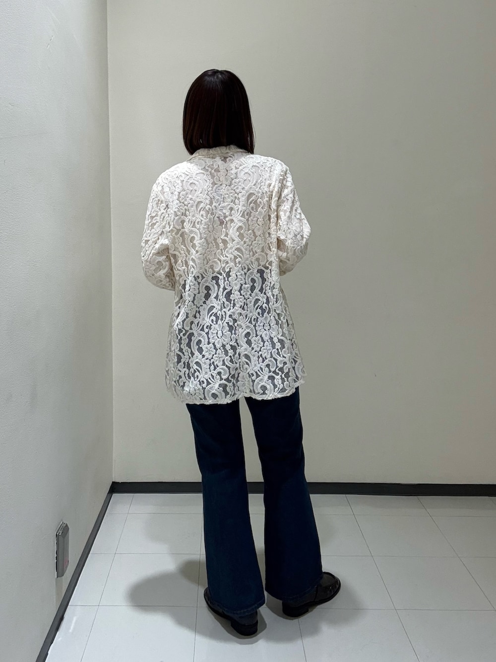 ホワイト系のその他アウター、ブルー系のスカート、ブルー系のデニムパンツを着用したレディースの秋コーディネートの3枚目の写真