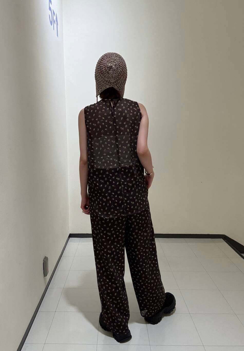 ブラック系のスニーカー、ブラウン系のシャツ/ブラウス、ブラウン系のその他パンツを着用したレディースの夏コーディネートの2枚目の写真