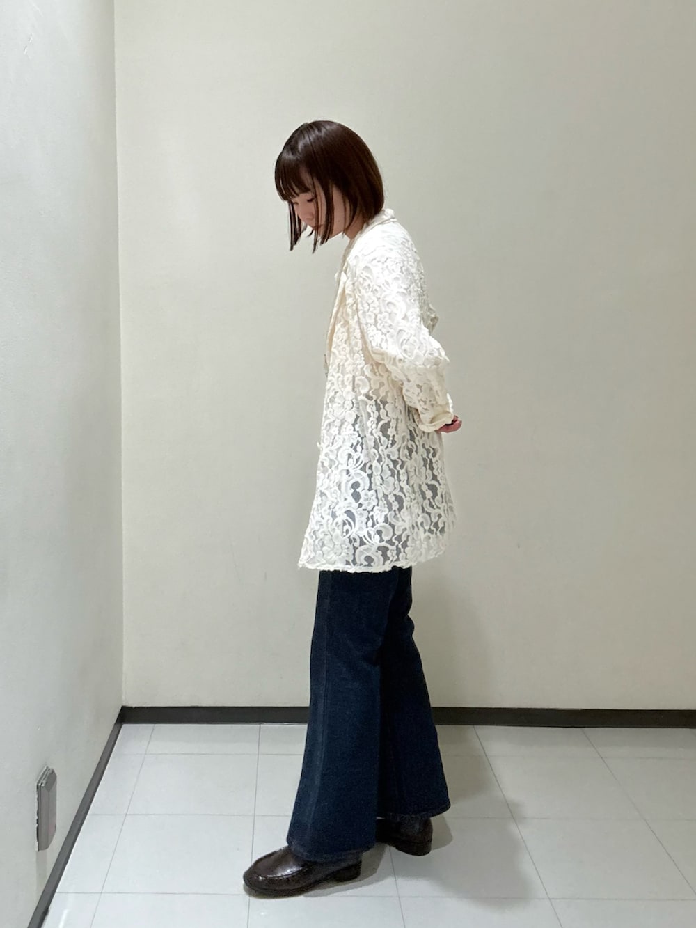 ホワイト系のその他アウター、ブルー系のスカート、ブルー系のデニムパンツを着用したレディースの秋コーディネートの2枚目の写真