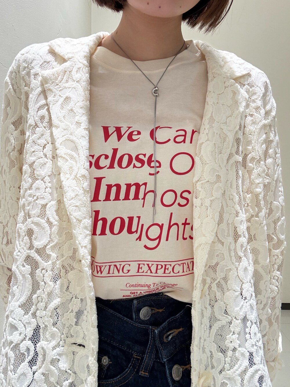 ホワイト系のその他アウター、ブルー系のスカート、ブルー系のデニムパンツを着用したレディースの秋コーディネートの5枚目の写真