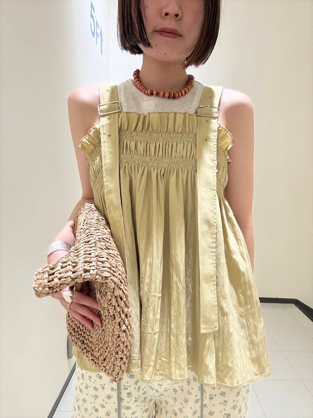 「きれいめカジュアル、サンダル、ビスチェ、KBF、パンツ、ネックレス、フリル、タンクトップ、newarrival、休日スタイル、チュニック、サンダルコーデ、ドロストパンツ、甘めカジュアル、骨格ウェーブ」｜「RODE SKOのウッドハンドルペーパーバッグ（トートバッグ、ベージュ系）」を使った、わらちゃんさん（レディース・162cm）の夏コーディネートの5枚目の写真