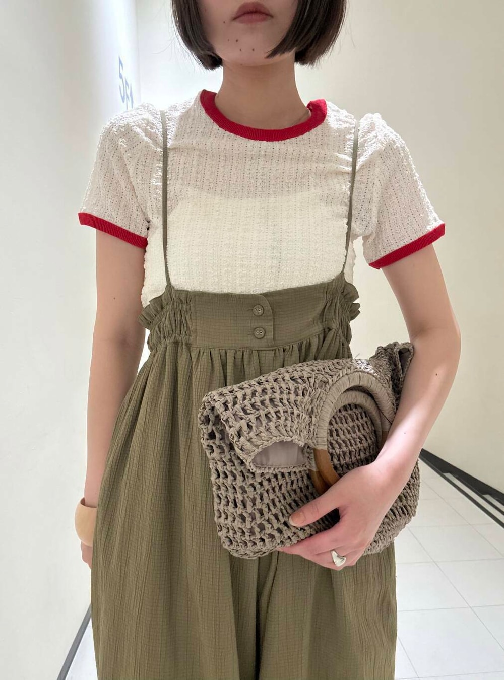 「大人カジュアル、Tシャツ、きれいめカジュアル、サンダル、KBF、サロペット、レース、newarrival、休日スタイル、サンダルコーデ、バイカラー、骨格ウェーブ、リンガーtee、初夏のお出掛けコーデ」｜「RODE SKOのウッドハンドルペーパーバッグ（トートバッグ、グレー系）」を使った、わらちゃんさん（レディース・162cm）の夏コーディネートの4枚目の写真