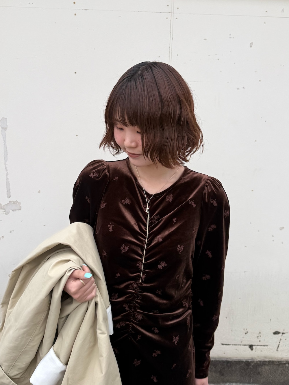 ブラウン系のワンピース、ブラック系のパンプス、ベージュ系のその他アウターを着用したレディースの春コーディネートの5枚目の写真