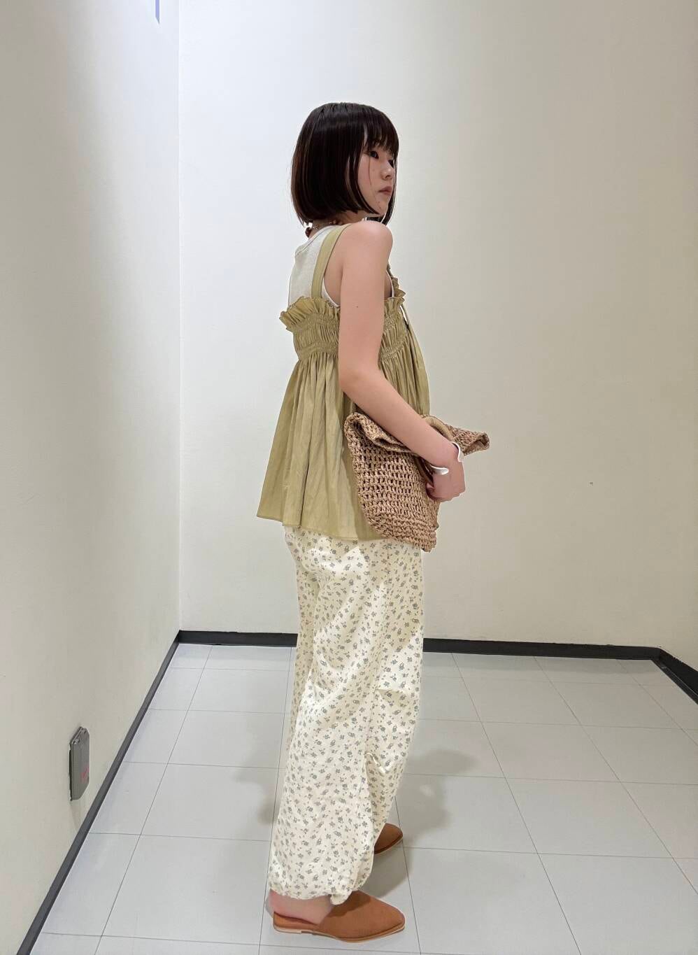 「きれいめカジュアル、サンダル、ビスチェ、KBF、パンツ、ネックレス、フリル、タンクトップ、newarrival、休日スタイル、チュニック、サンダルコーデ、ドロストパンツ、甘めカジュアル、骨格ウェーブ」｜「RODE SKOのウッドハンドルペーパーバッグ（トートバッグ、ベージュ系）」を使った、わらちゃんさん（レディース・162cm）の夏コーディネートの2枚目の写真