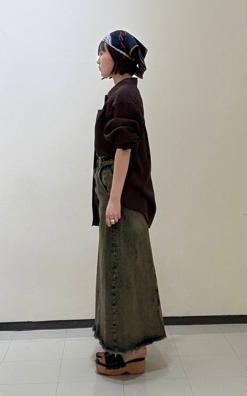 「シャツ、大人カジュアル、デニム、スカート、きれいめカジュアル、サンダル、KBF、newarrival、休日スタイル、サボサンダル、骨格ウェーブ、即戦力シャツコーデ、初夏のお出掛けコーデ、私の推しデニムスタイル」｜「KBFのコロッセオスカーフ（バンダナ/スカーフ、ブルー系）」を使った、わらちゃんさん（レディース・162cm）の春コーディネートの2枚目の写真