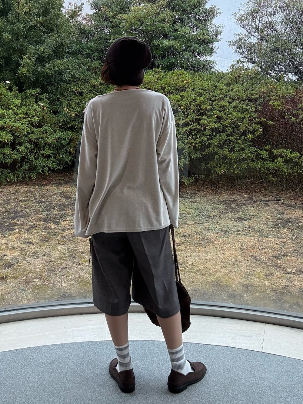 ベージュ系のTシャツ/カットソー、グレー系のその他パンツ、ブラウン系のローファーを着用したレディースの春コーディネートの3枚目の写真