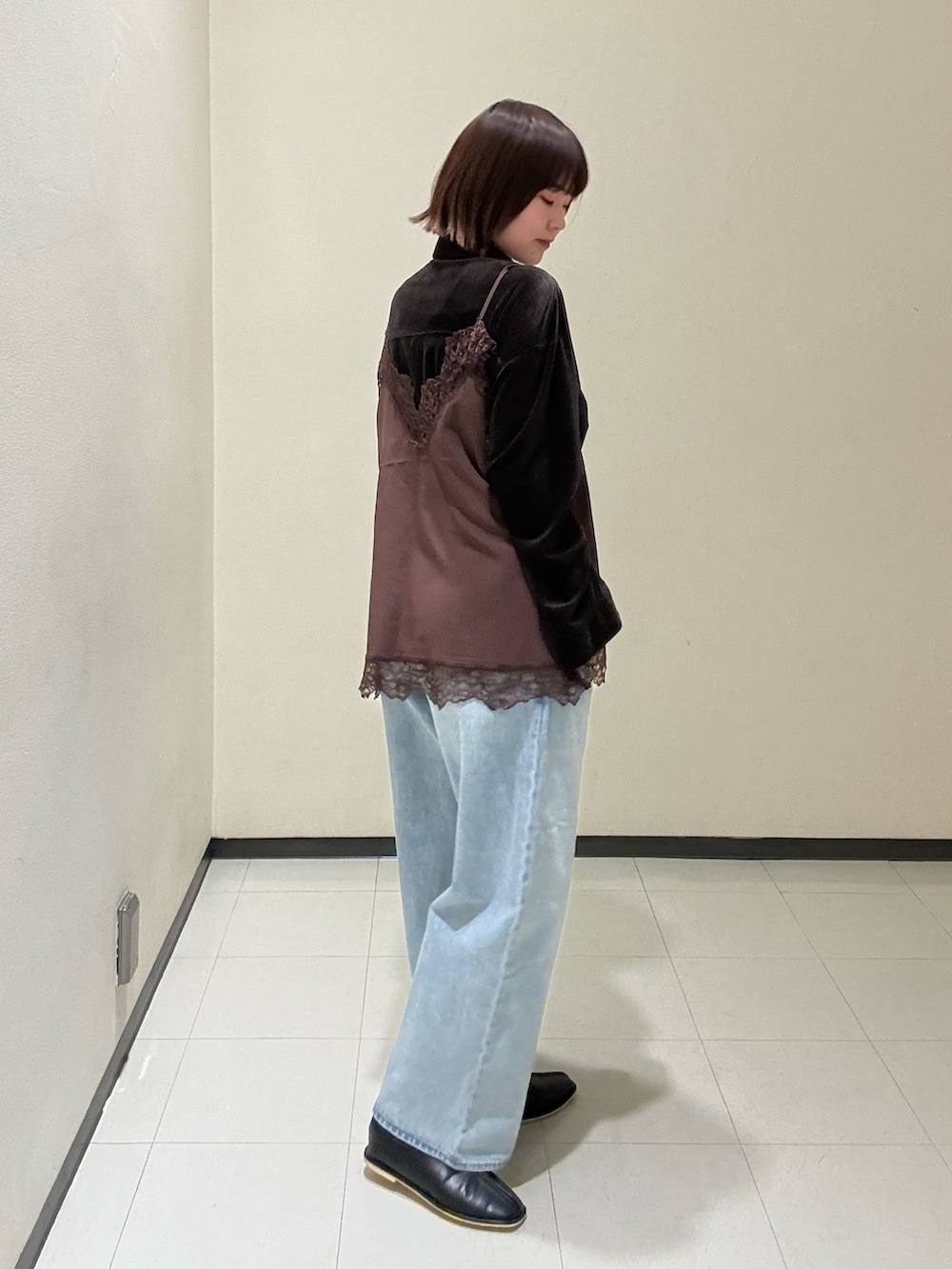 ブラウン系のキャミソール、ブラウン系のシャツ/ブラウス、ブルー系のデニムパンツを着用したレディースの冬コーディネートの2枚目の写真