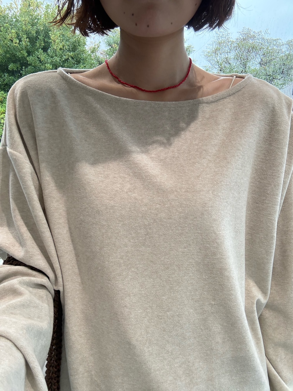 ベージュ系のTシャツ/カットソー、グレー系のその他パンツ、ブラウン系のローファーを着用したレディースの春コーディネートの4枚目の写真