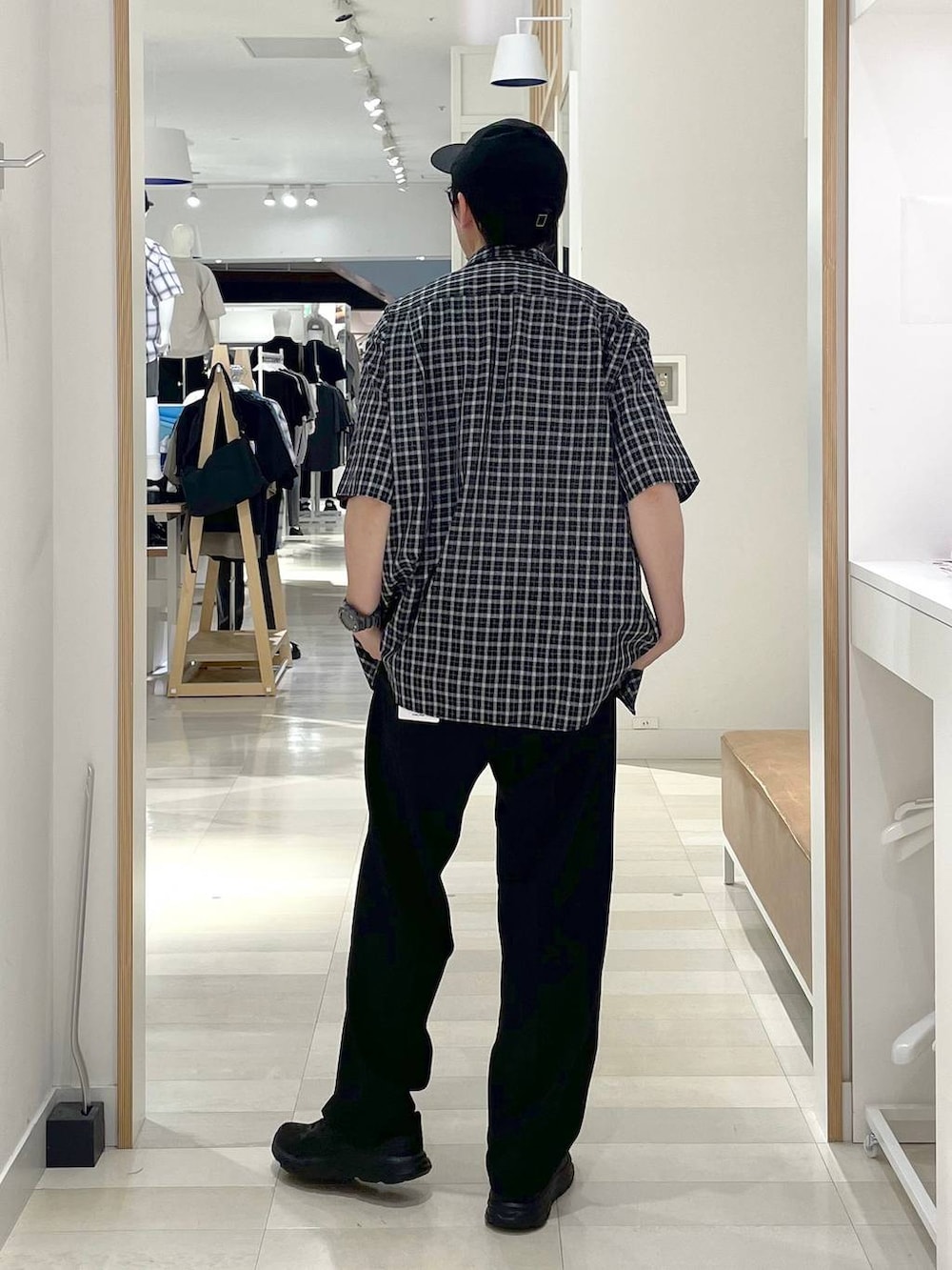 「高身長、カジュアル、ユニセックス、テーマパーク、フェススタイル、休日コーデ、旅行、Tシャツ、GLOBAL WORK、andSTトレンド、and ST SALE、夏コーデ、差し色コーデ、アウトドア、シャツ」|「GLOBAL WORKのUV/ブルーライトカットアソートサングラス/283759(サングラス、ブラック系)」を使った、ゆーすけさん(メンズ・176cm)の夏コーディネートの3枚目の写真