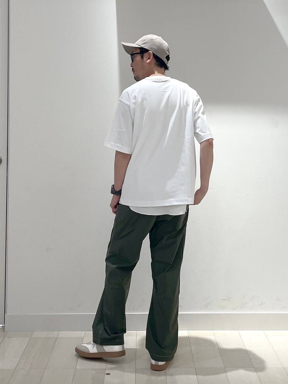 「高身長、カジュアル、ユニセックス、テーマパーク、休日コーデ、春コーデ、差し色コーデ、アウトドア、旅行、Tシャツ、GLOBAL WORK、andSTトレンド、人気アイテムをチェック!、夏コーデ、日帰り旅行」|「GLOBAL WORKのエアかるクラシックスニーカー/142642(スニーカー、ベージュ系)」を使った、ゆーすけさん(メンズ・176cm)の夏コーディネートの3枚目の写真