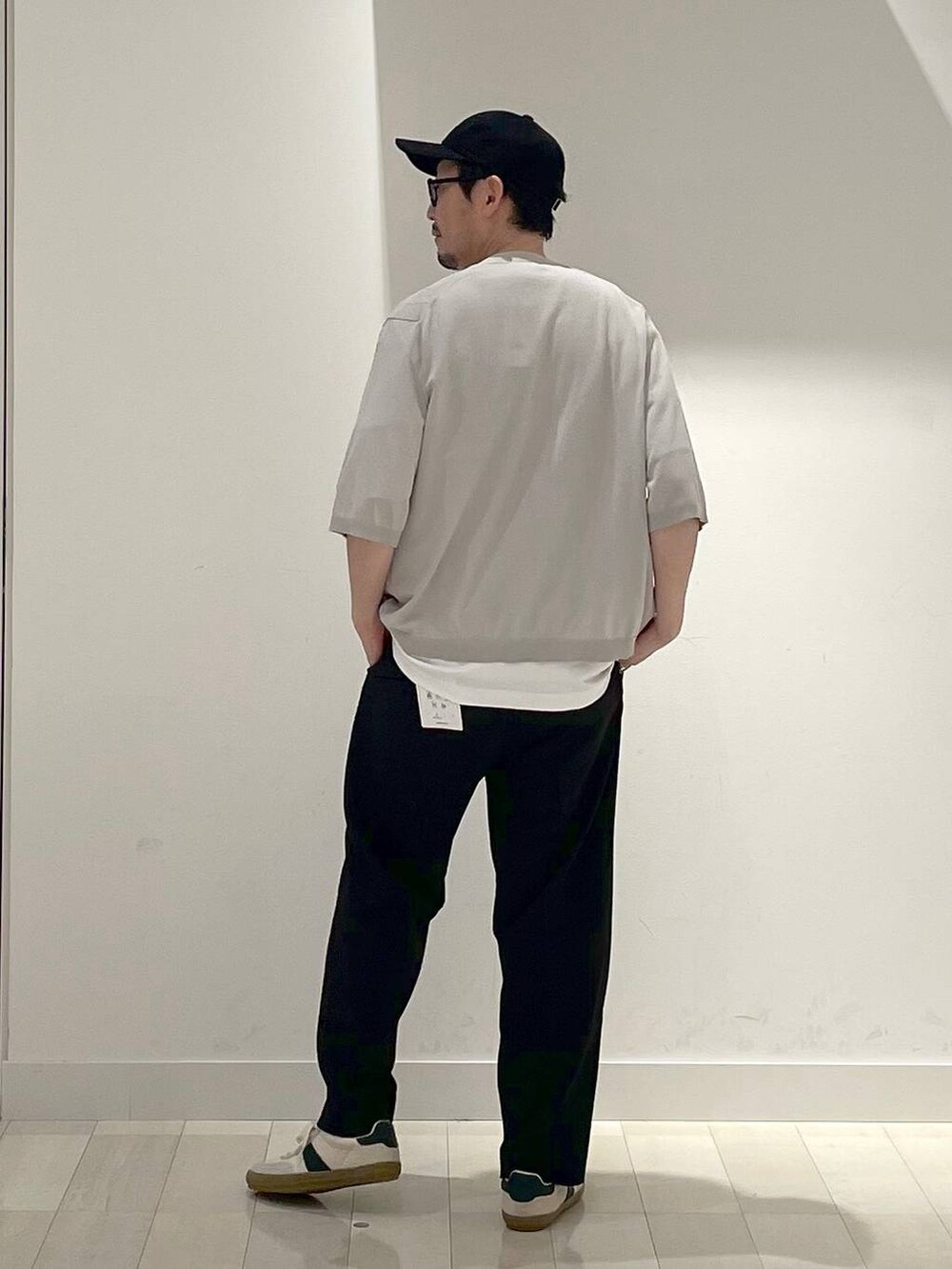 「高身長、カジュアル、ユニセックス、テーマパーク、休日コーデ、春コーデ、差し色コーデ、アウトドア、旅行、Tシャツ、GLOBAL WORK、andSTトレンド、人気アイテムをチェック！、ニット、アウター」｜「GLOBAL WORKの洗えるツイルキャップ/252006（キャップ、ブラック系）」を使った、ゆーすけさん（メンズ・176cm）の夏コーディネートの3枚目の写真