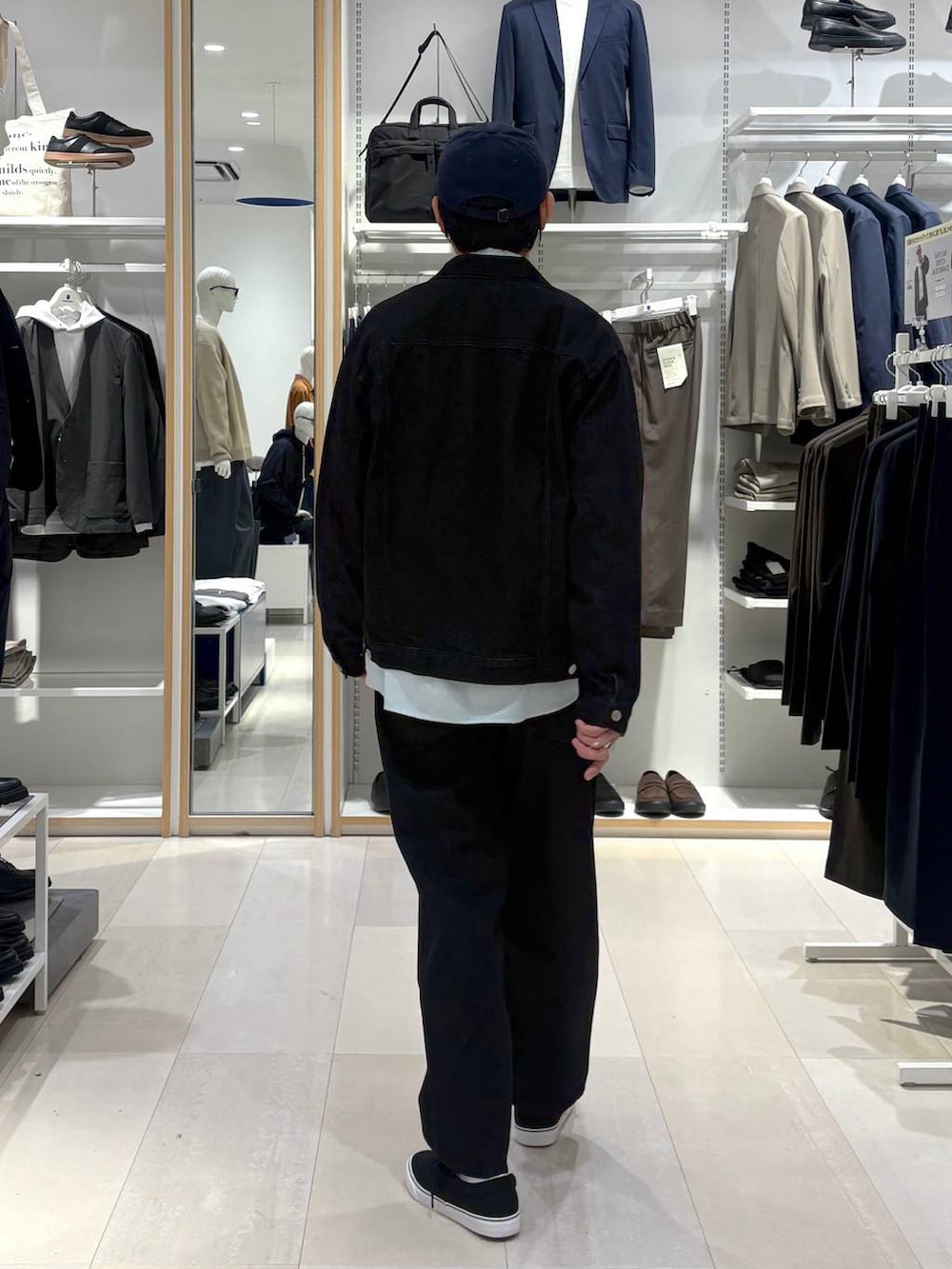 ブラック系のデニムジャケット、ブラック系のデニムパンツ、グリーン系のシャツ/ブラウスを着用したメンズの春コーディネートの3枚目の写真