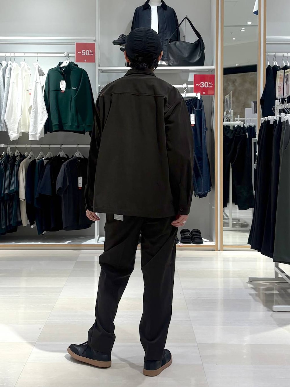 ブラック系のスニーカー、ブラウン系のシャツ/ブラウス、グレー系のTシャツ/カットソーを着用したメンズの秋コーディネートの3枚目の写真