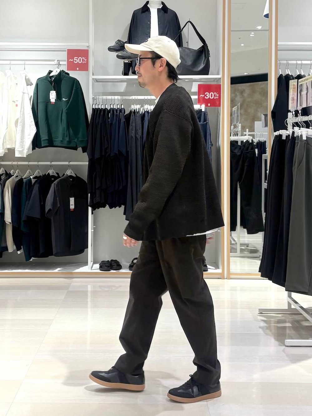 ブラック系のスニーカー、ブラウン系のその他パンツ、その他のカーディガン/ボレロを着用したメンズの秋コーディネートの2枚目の写真