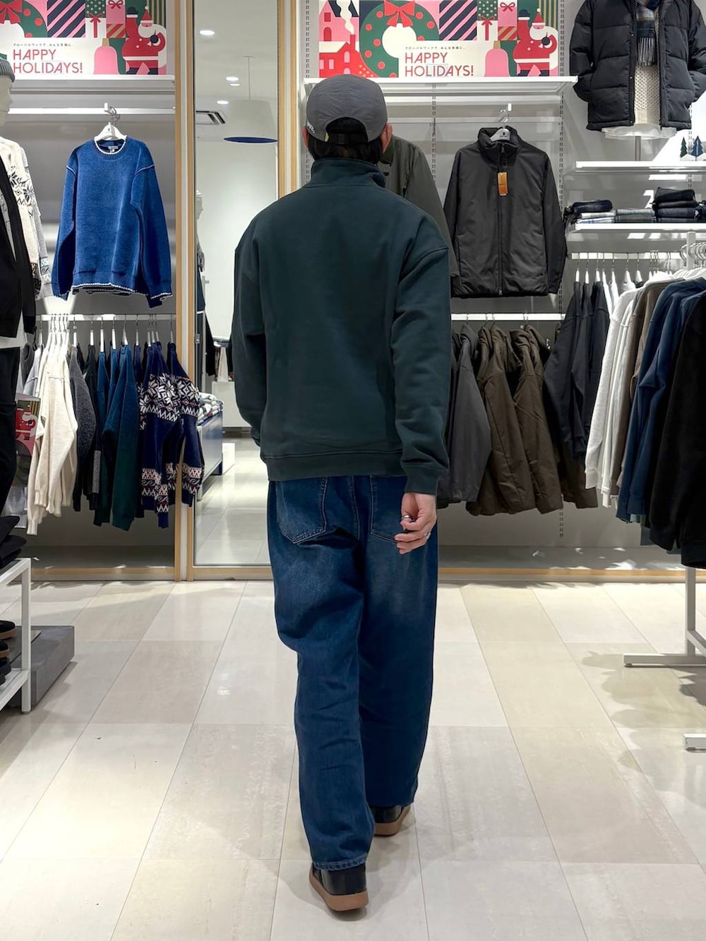 ベージュ系のスニーカー、ブルー系のデニムパンツ、グリーン系のスウェットを着用したメンズの冬コーディネートの3枚目の写真