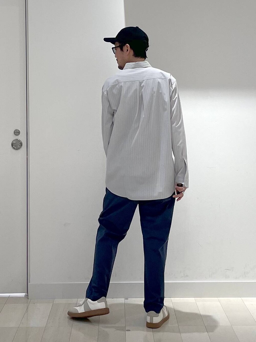 「高身長、カジュアル、ユニセックス、テーマパーク、休日コーデ、春コーデ、差し色コーデ、アウトドア、旅行、Tシャツ、GLOBAL WORK、andSTトレンド、人気アイテムをチェック!、スウェット、アウター」|「GLOBAL WORKのエアかるクラシックスニーカー/142642(スニーカー、ベージュ系)」を使った、ゆーすけさん(メンズ・176cm)の夏コーディネートの3枚目の写真