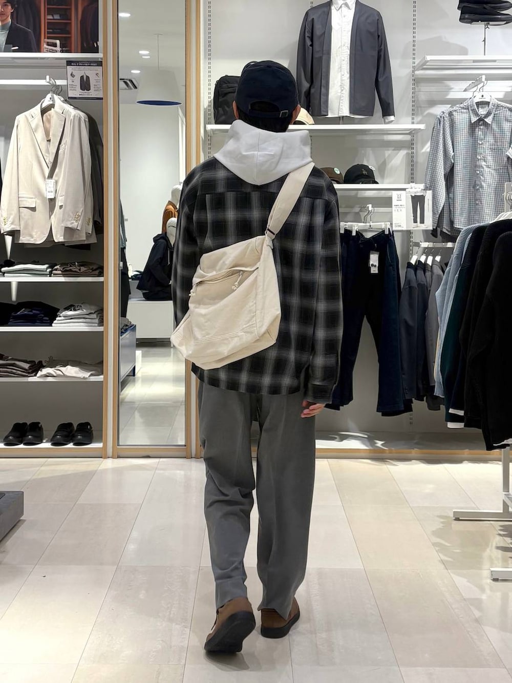 ブラウン系のスニーカー、グレー系のその他パンツ、ホワイト系のショルダーバッグを着用したメンズの春コーディネートの3枚目の写真