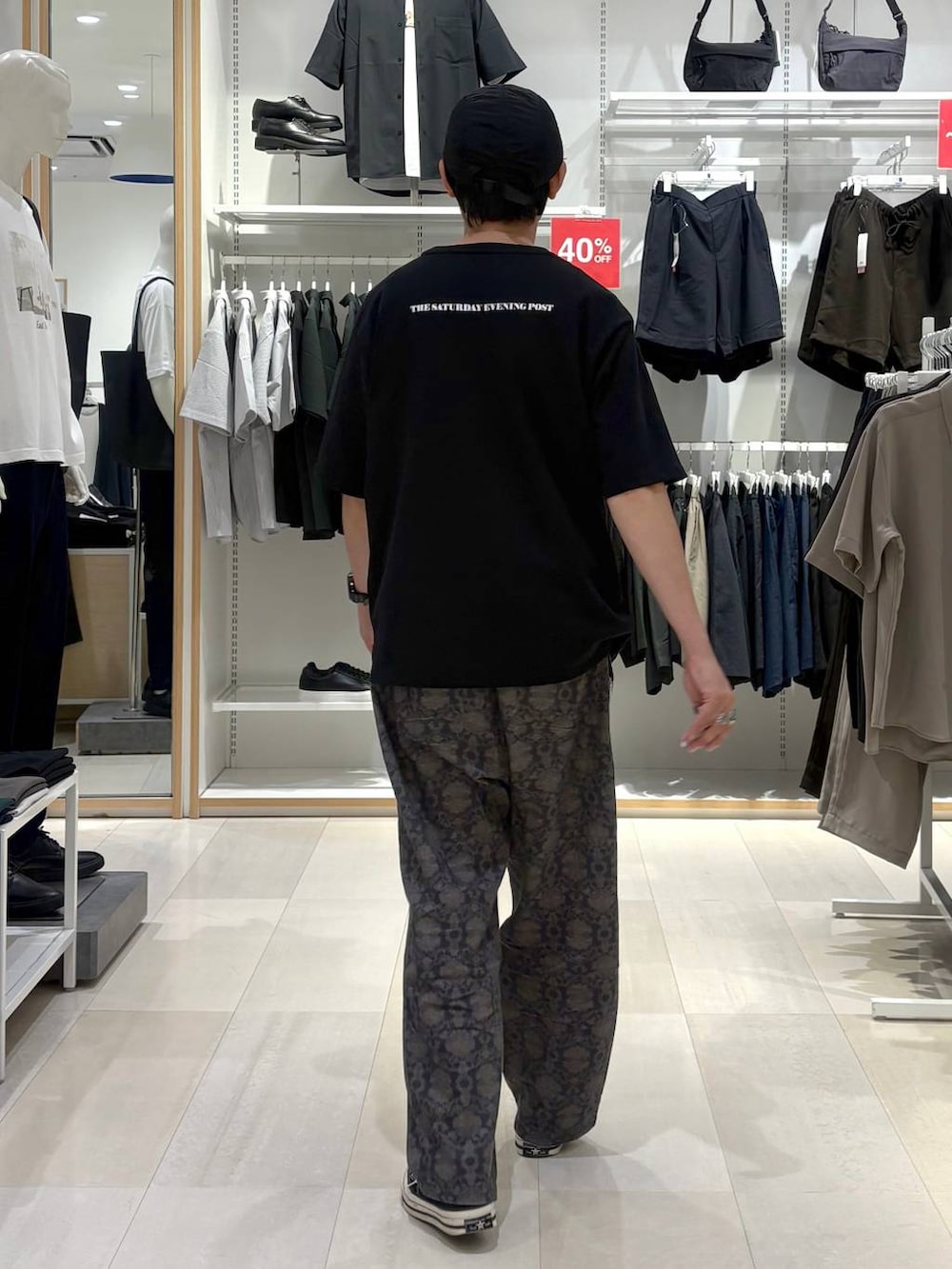 ブラック系のTシャツ/カットソー、グレー系のその他パンツ、ブラック系のサングラスを着用したメンズの夏コーディネートの3枚目の写真