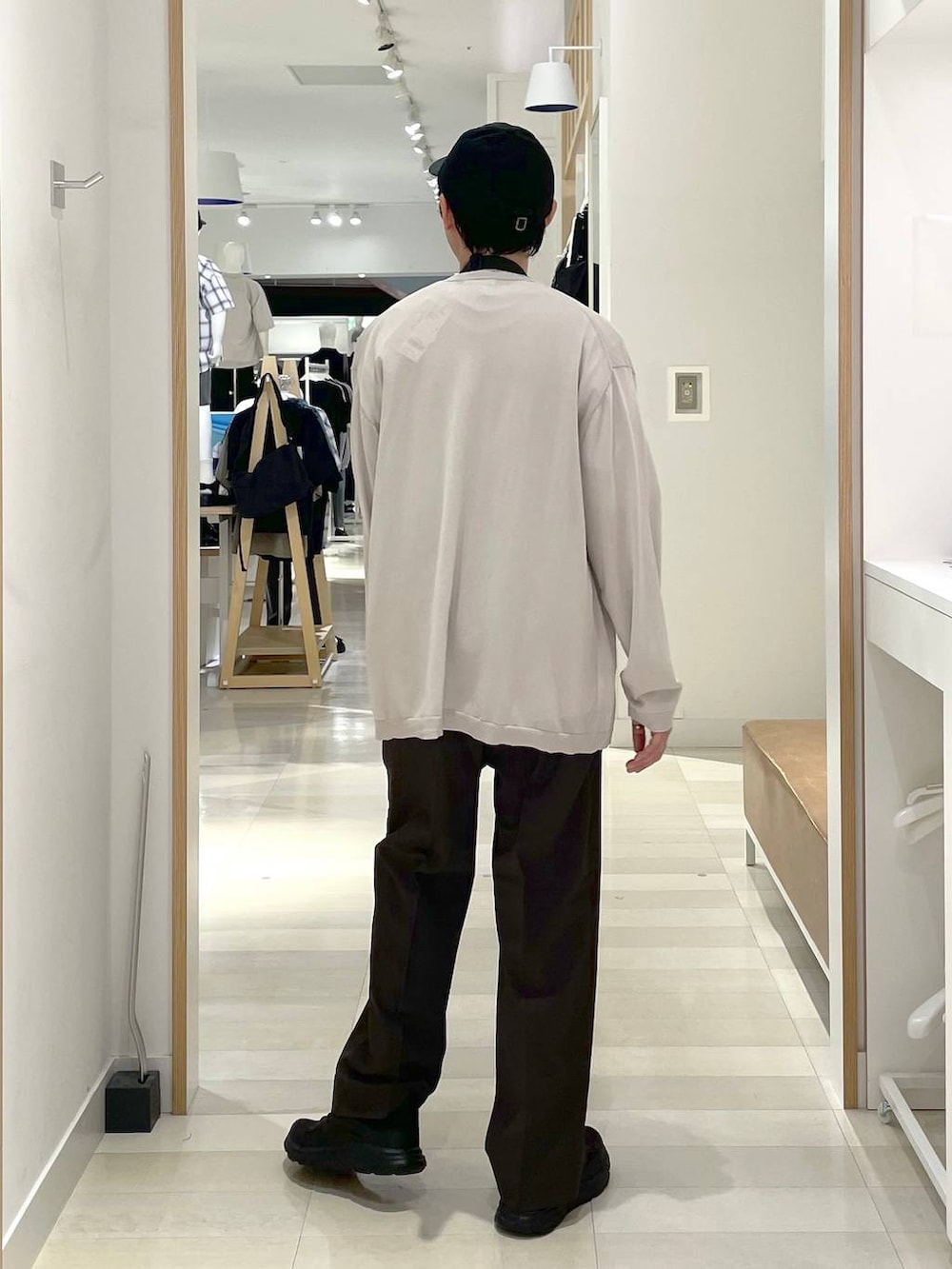 「高身長、カジュアル、ユニセックス、テーマパーク、休日コーデ、春コーデ、差し色コーデ、アウトドア、旅行、Tシャツ、GLOBAL WORK、andSTトレンド、人気アイテムをチェック！、夏コーデ、日帰り旅行」｜「GLOBAL WORKのUV/ブルーライトカットアソートサングラス/283759（サングラス、ブラック系）」を使った、ゆーすけさん（メンズ・176cm）の夏コーディネートの3枚目の写真