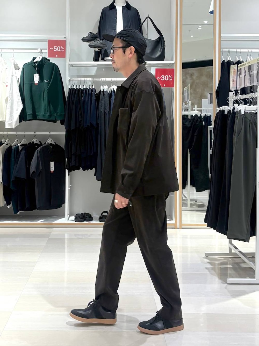 ブラック系のスニーカー、ブラウン系のシャツ/ブラウス、グレー系のTシャツ/カットソーを着用したメンズの秋コーディネートの2枚目の写真