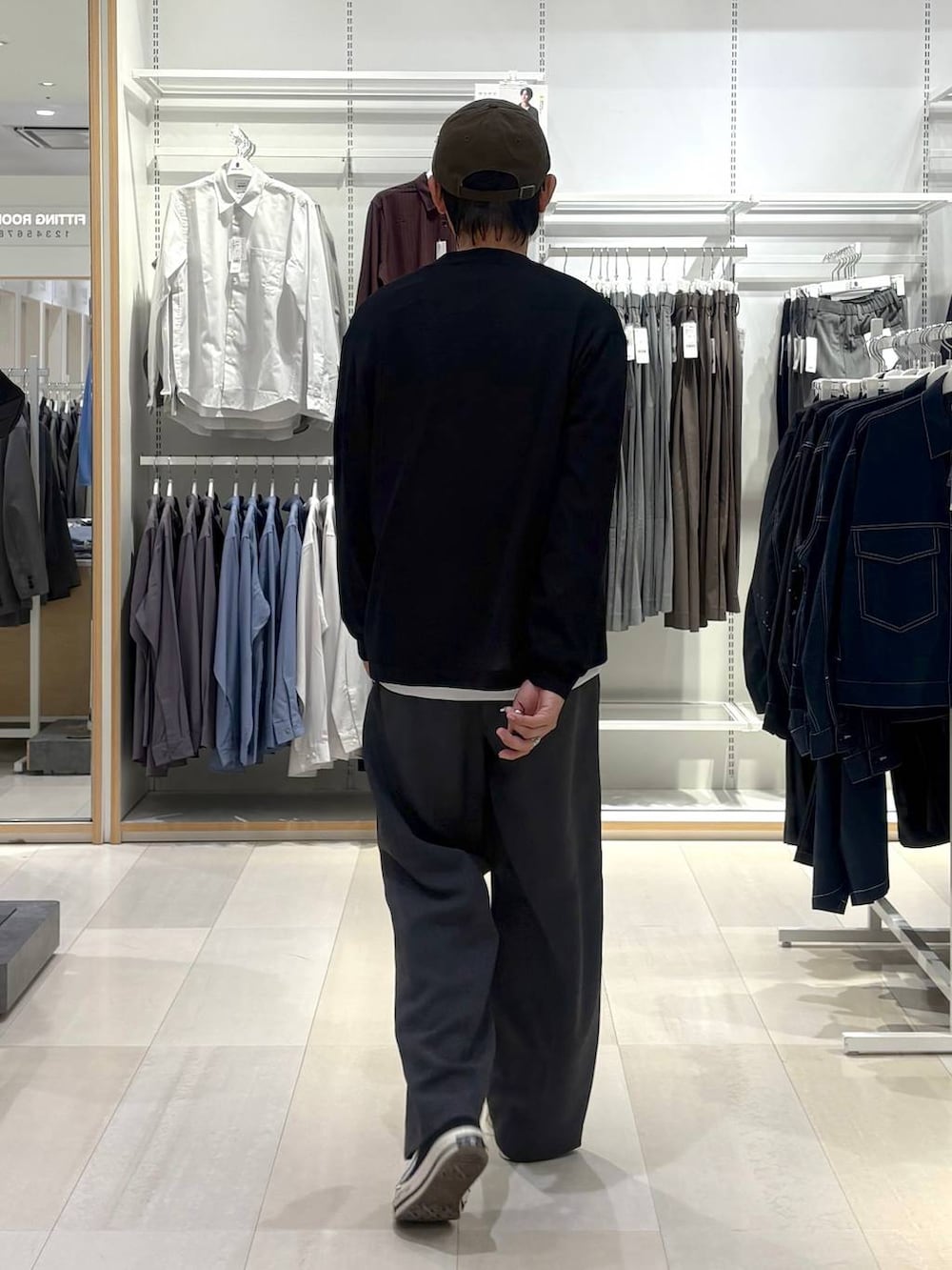 ブラック系のカーディガン/ボレロ、グレー系のスラックス、グレー系のスウェットを着用したメンズの秋コーディネートの3枚目の写真