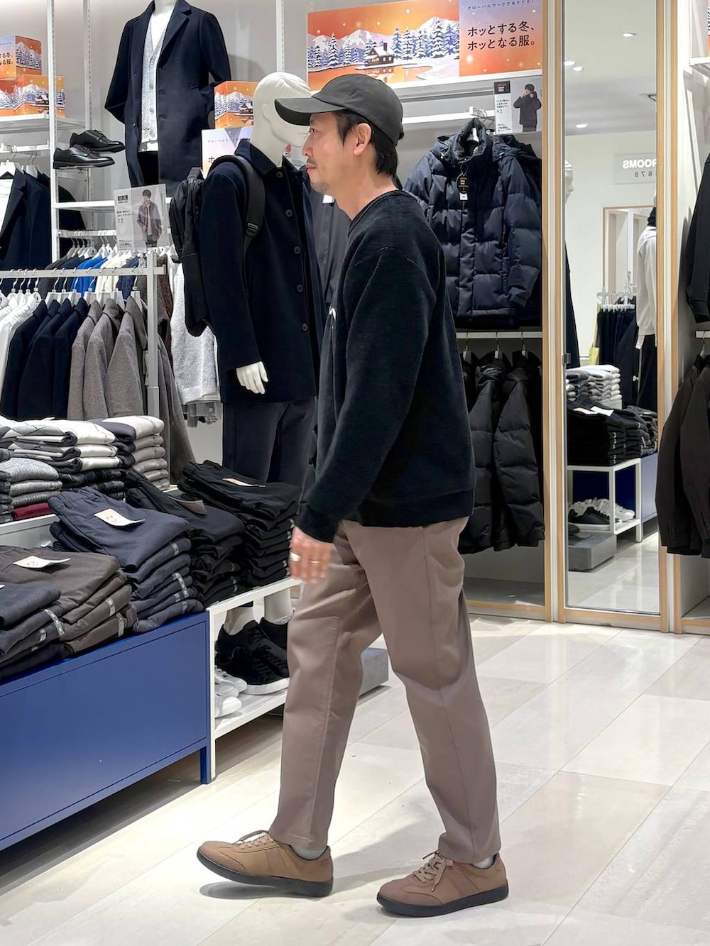 ブラウン系のスニーカー、ベージュ系のその他パンツ、ブラック系のTシャツ/カットソーを着用したメンズの冬コーディネートの2枚目の写真