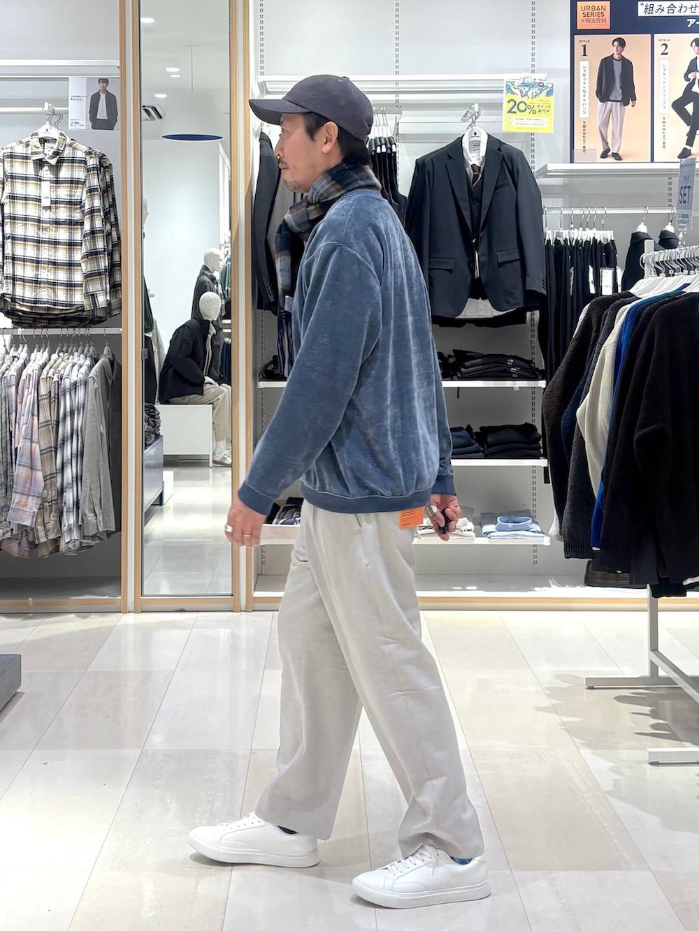 ブラック系のその他パンツ、ホワイト系のスニーカー、グレー系のキャップを着用したメンズの冬コーディネートの2枚目の写真
