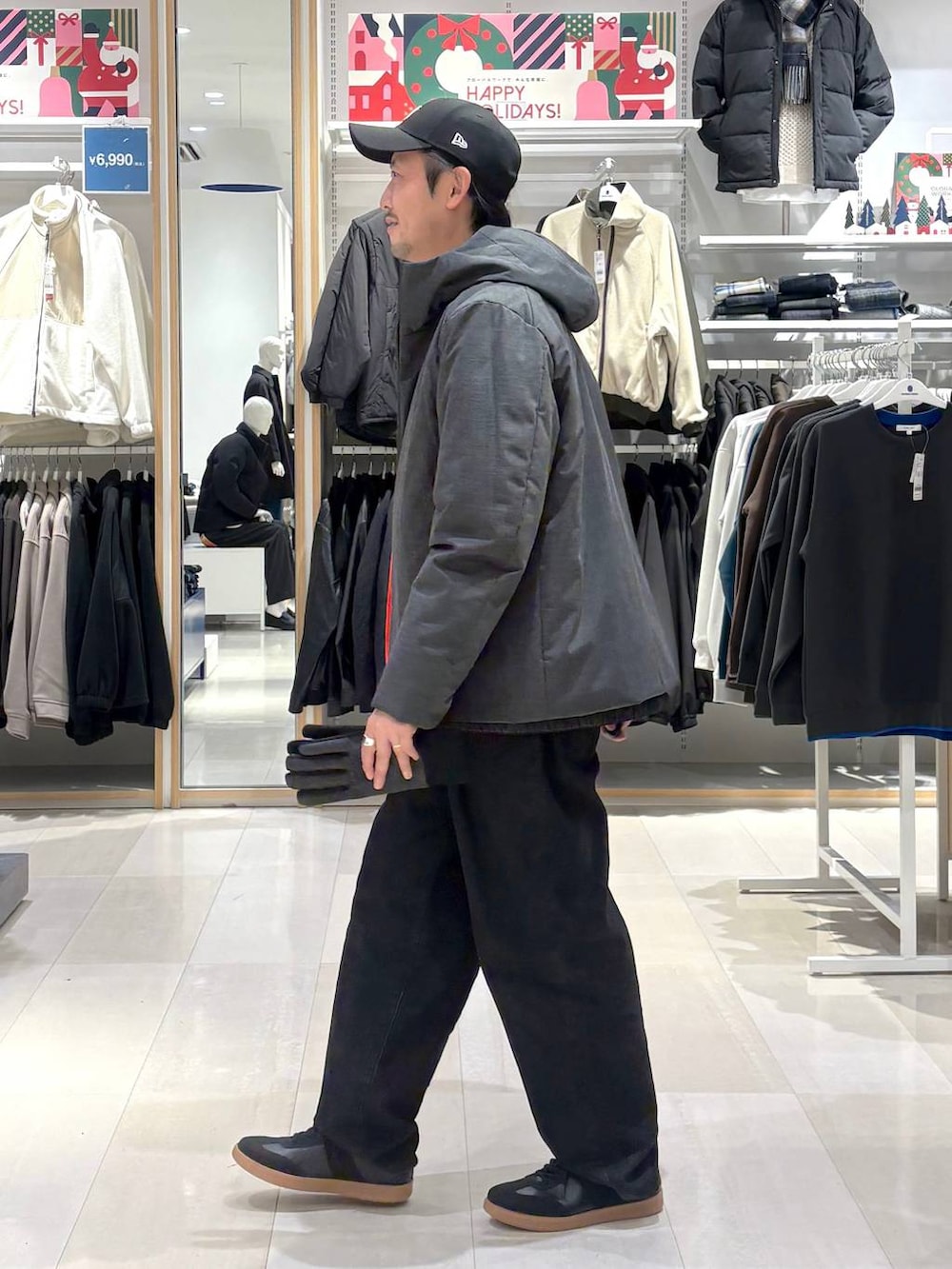 ブラック系のスニーカー、グレー系のブルゾン、レッド系のニット/セーターを着用したメンズの冬コーディネートの2枚目の写真