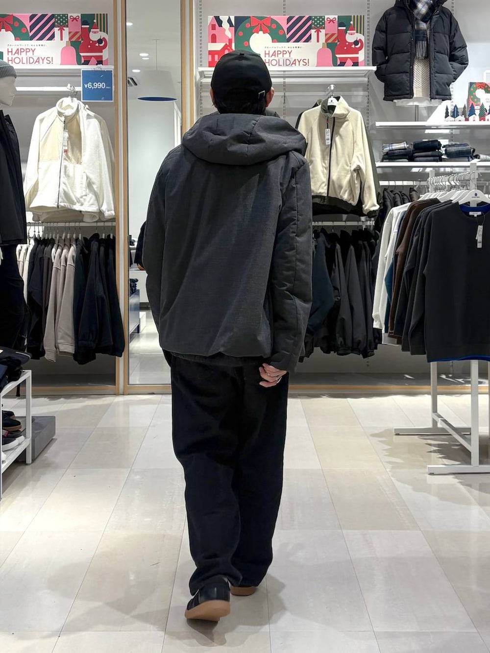 ブラック系のスニーカー、グレー系のブルゾン、レッド系のニット/セーターを着用したメンズの冬コーディネートの3枚目の写真