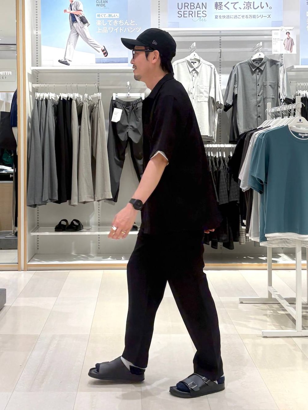 ブラック系のシャツ/ブラウス、ブラック系のチノパンツ、ホワイト系のTシャツ/カットソーを着用したメンズの夏コーディネートの2枚目の写真