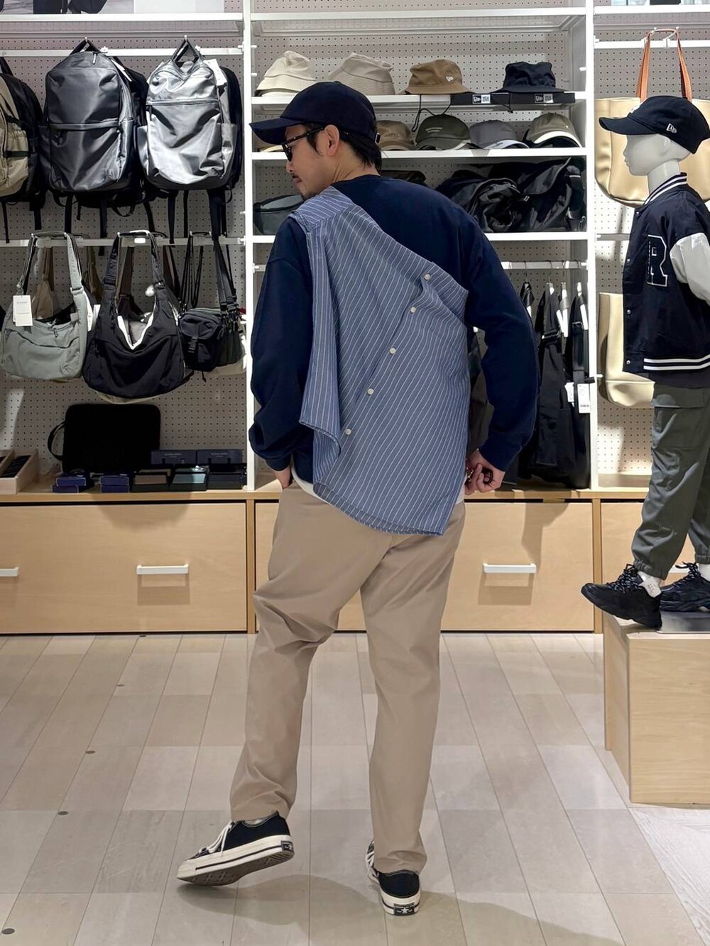 ブルー系のシャツ/ブラウス、ブルー系のスウェット、ベージュ系のその他パンツを着用したメンズの秋コーディネートの3枚目の写真