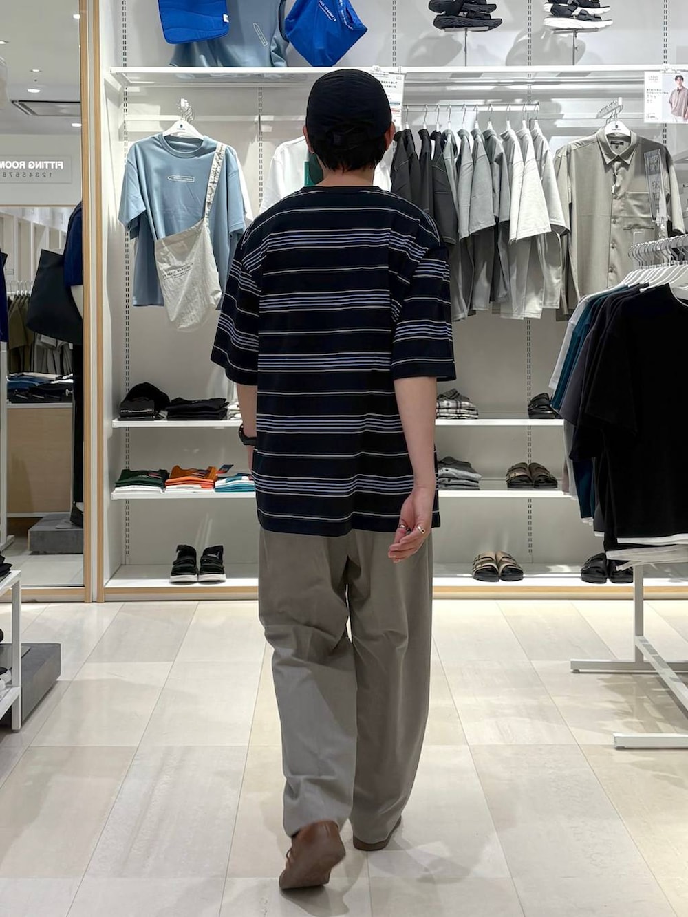 ブラウン系のスラックス、グレー系のTシャツ/カットソーを着用したメンズの夏コーディネートの3枚目の写真