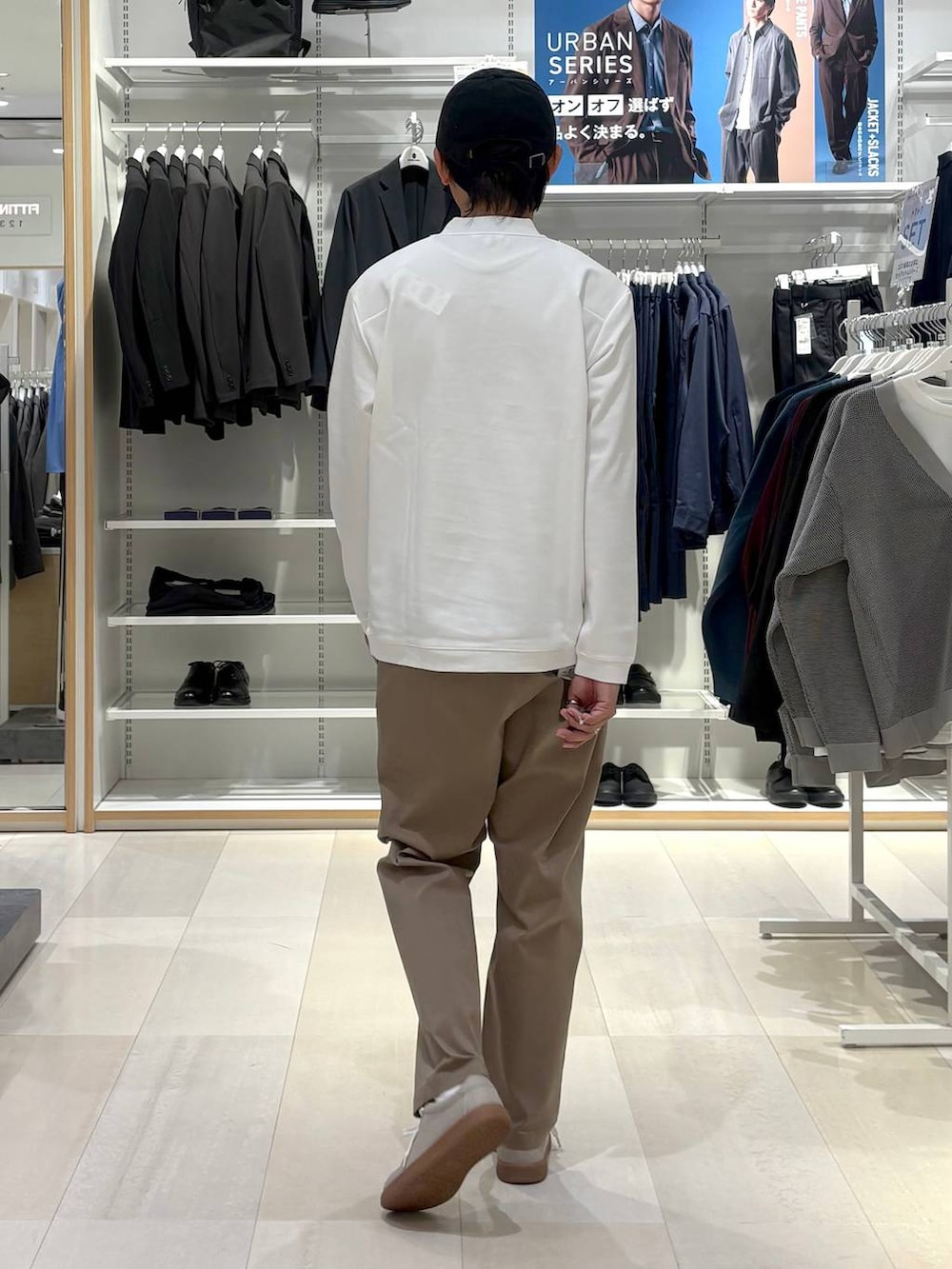 ベージュ系のスニーカー、ベージュ系のその他パンツ、ホワイト系のスウェットを着用したメンズの秋コーディネートの3枚目の写真