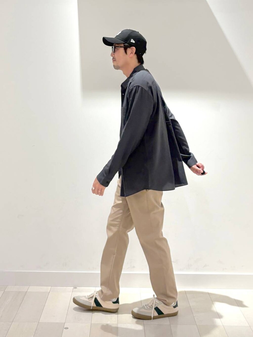 ベージュ系のスニーカー、ベージュ系のその他パンツ、グレー系のTシャツ/カットソーを着用したメンズの秋コーディネートの2枚目の写真