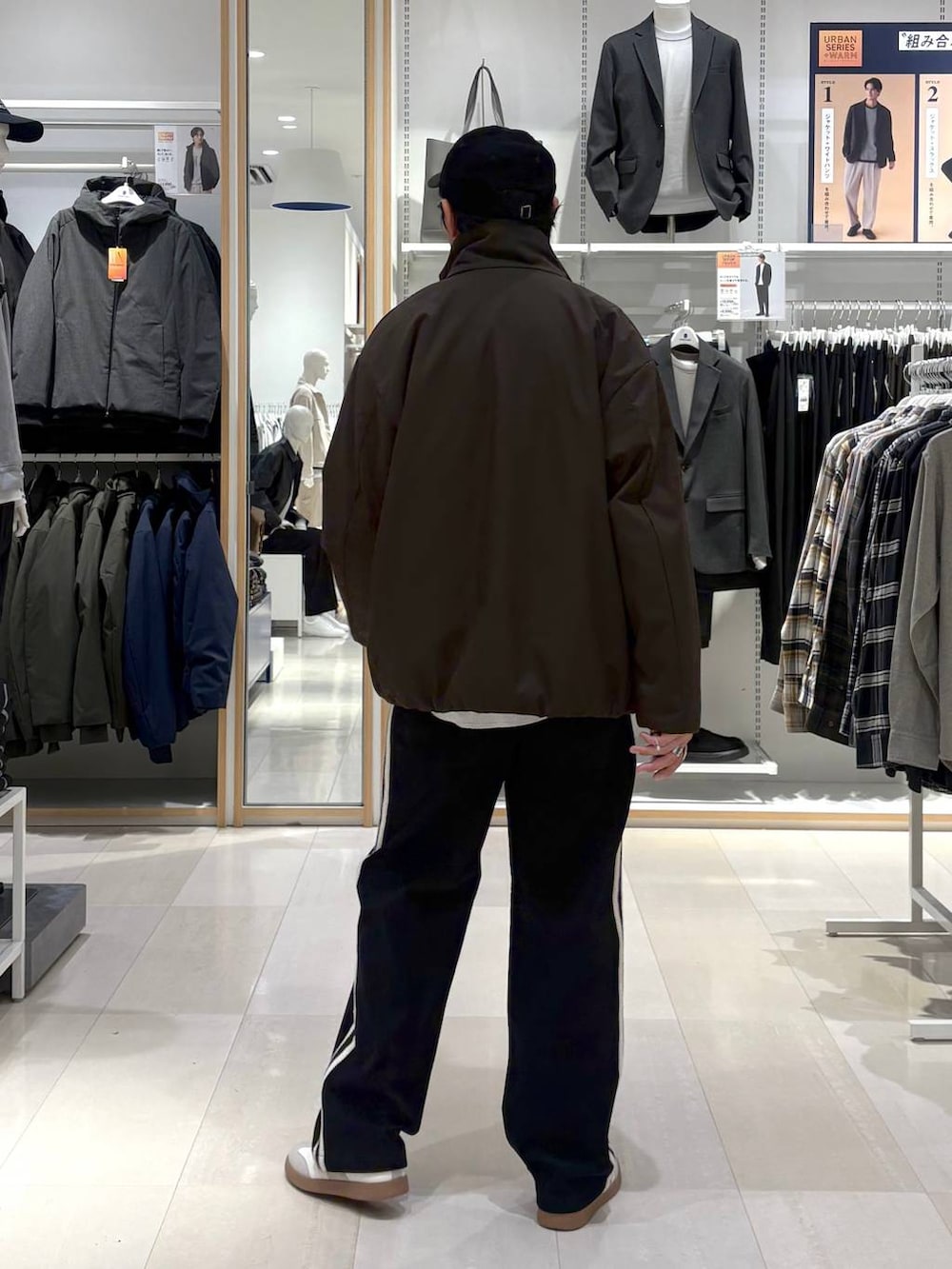 ベージュ系のスニーカー、ブラウン系のブルゾン、ブラック系のその他パンツを着用したメンズの秋コーディネートの3枚目の写真