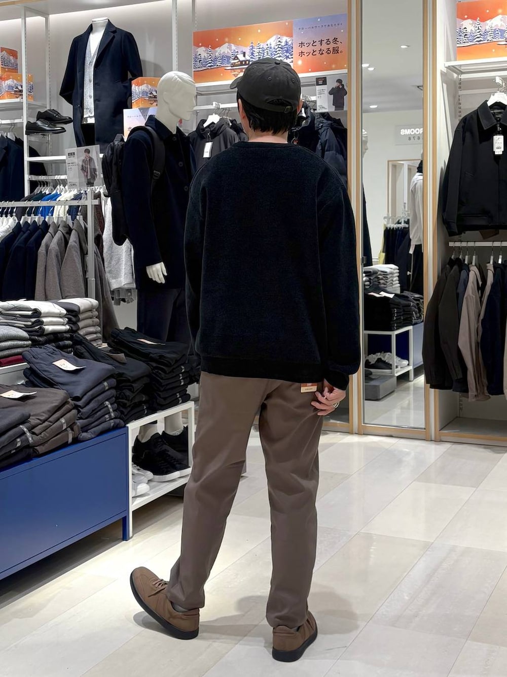 ブラウン系のスニーカー、ベージュ系のその他パンツ、ブラック系のTシャツ/カットソーを着用したメンズの冬コーディネートの3枚目の写真