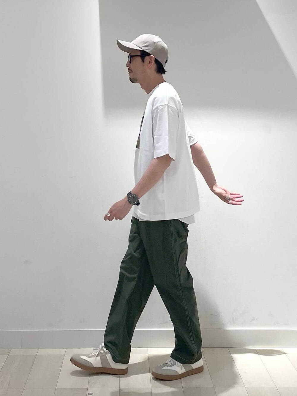 「高身長、カジュアル、ユニセックス、テーマパーク、休日コーデ、春コーデ、差し色コーデ、アウトドア、旅行、Tシャツ、GLOBAL WORK、andSTトレンド、人気アイテムをチェック!、夏コーデ、日帰り旅行」|「GLOBAL WORKのエアかるクラシックスニーカー/142642(スニーカー、ベージュ系)」を使った、ゆーすけさん(メンズ・176cm)の夏コーディネートの2枚目の写真