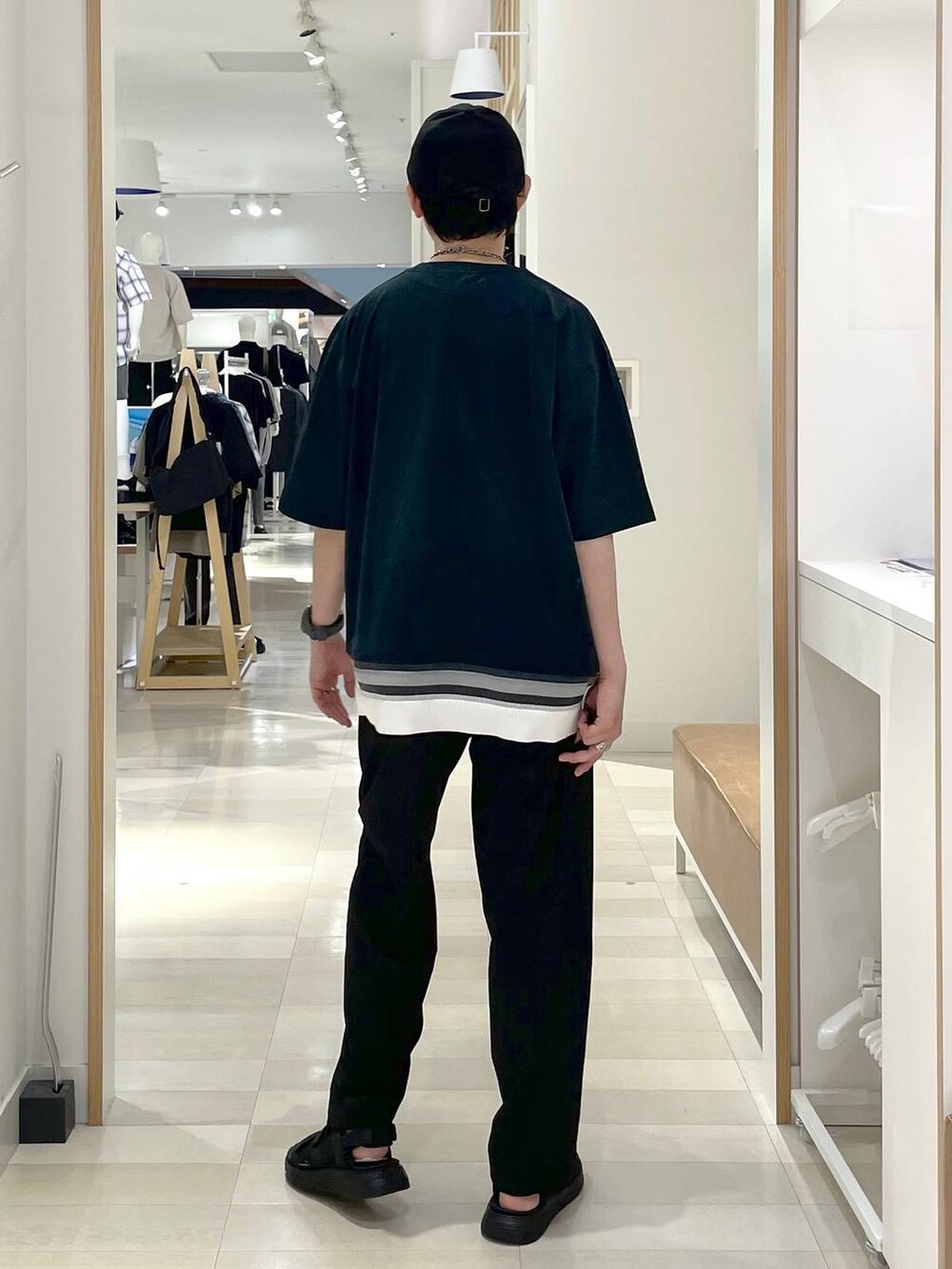 ブラック系のその他パンツ、ブラック系のサンダル、グリーン系のTシャツ/カットソーを着用したメンズの夏コーディネートの3枚目の写真