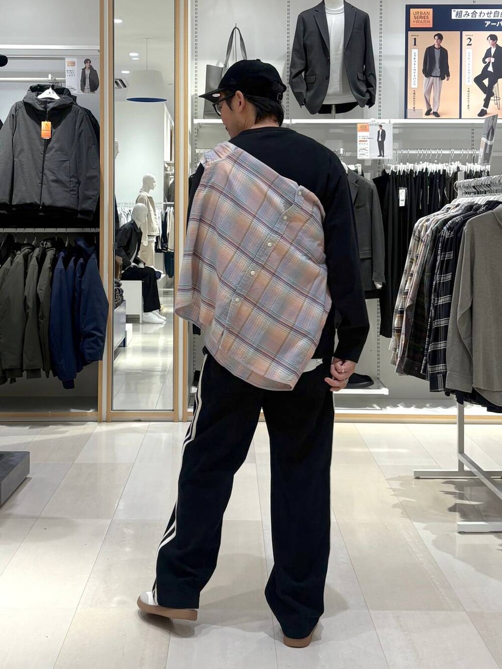 ベージュ系のスニーカー、ピンク系のシャツ/ブラウス、ブラック系のその他パンツを着用したメンズの秋コーディネートの3枚目の写真