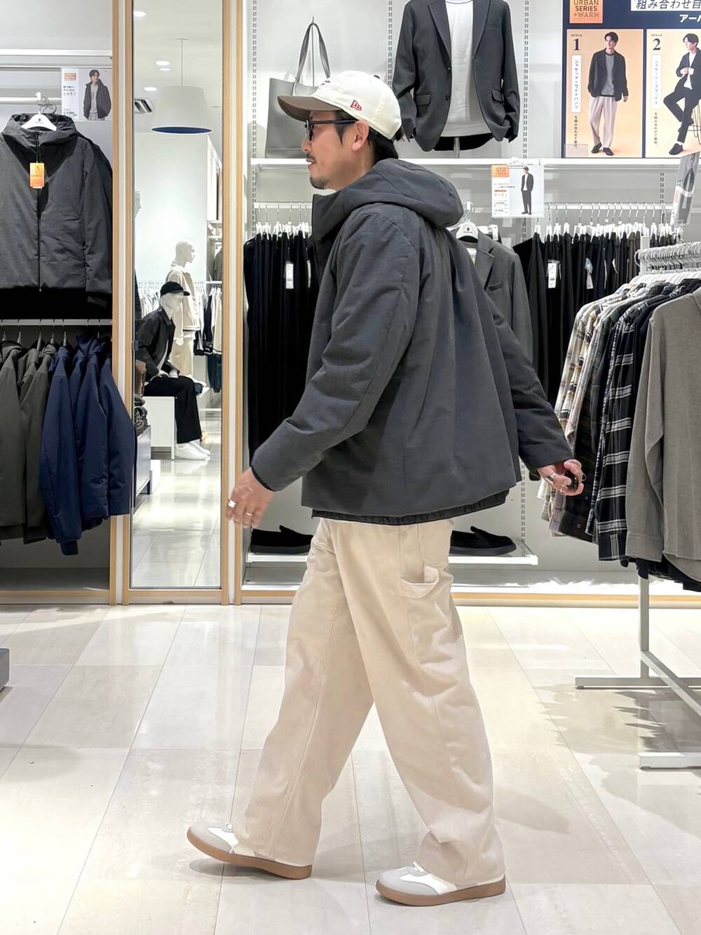 ベージュ系のスニーカー、グレー系のブルゾン、ベージュ系のその他パンツを着用したメンズの秋コーディネートの2枚目の写真