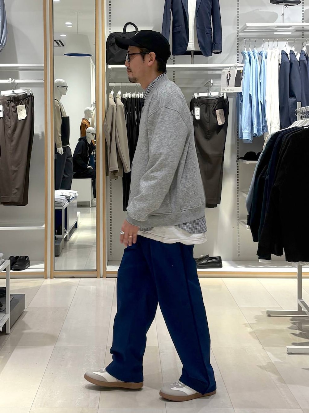 ベージュ系のスニーカー、ブルー系のシャツ/ブラウス、ブルー系のデニムパンツを着用したメンズの春コーディネートの2枚目の写真