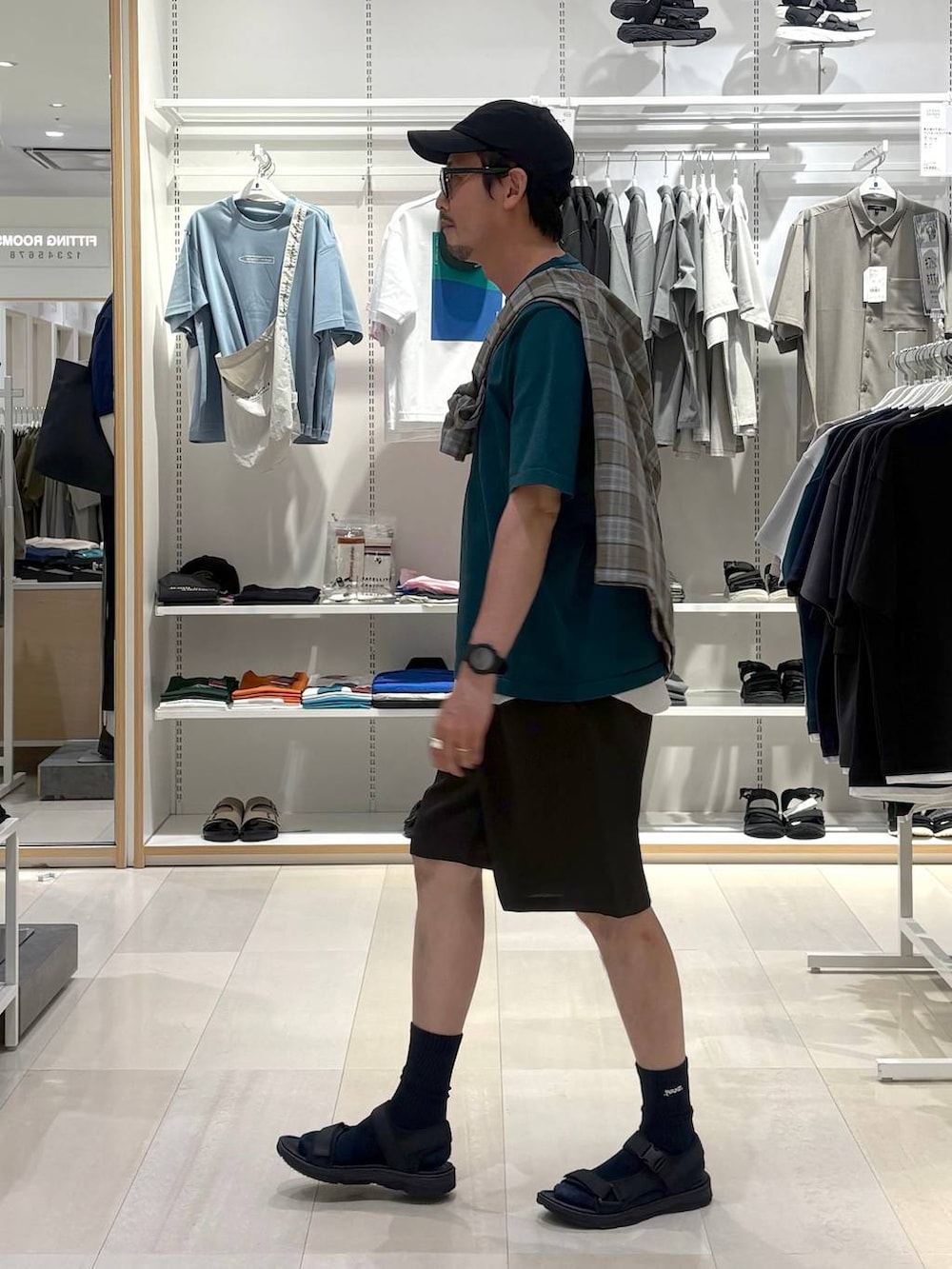 ブラウン系のシャツ/ブラウス、グリーン系のTシャツ/カットソー、ブラウン系のその他パンツを着用したメンズの夏コーディネートの2枚目の写真