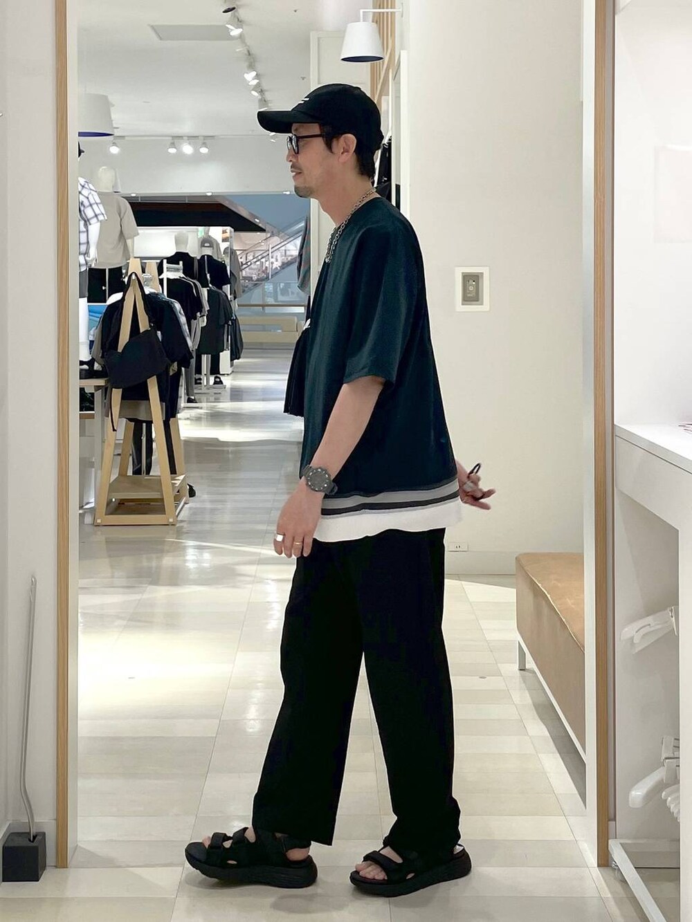 ブラック系のその他パンツ、ブラック系のサンダル、グリーン系のTシャツ/カットソーを着用したメンズの夏コーディネートの2枚目の写真