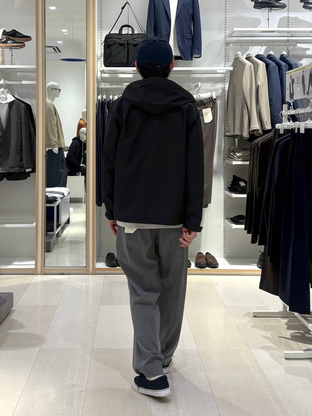 グレー系のその他パンツ、ブラック系のブルゾン、ベージュ系のTシャツ/カットソーを着用したメンズの春コーディネートの3枚目の写真