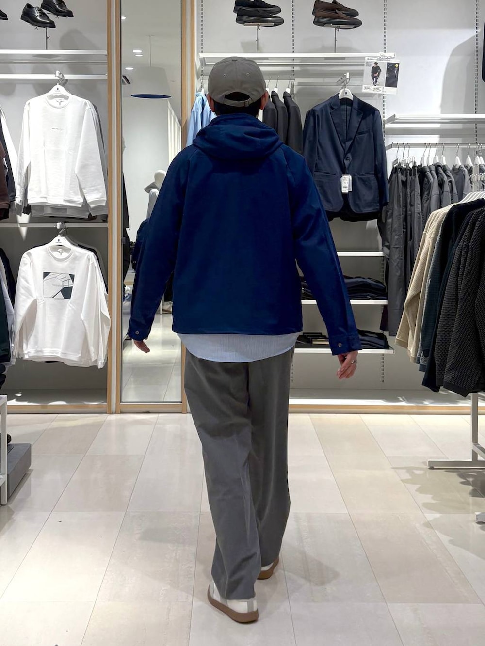 ベージュ系のスニーカー、グレー系のその他パンツ、ブルー系のシャツ/ブラウスを着用したメンズの冬コーディネートの3枚目の写真