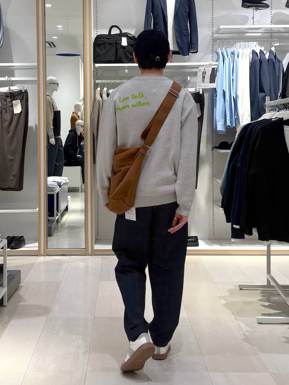 ベージュ系のスニーカー、ブラウン系のショルダーバッグ、ブルー系のその他パンツを着用したメンズの春コーディネートの3枚目の写真