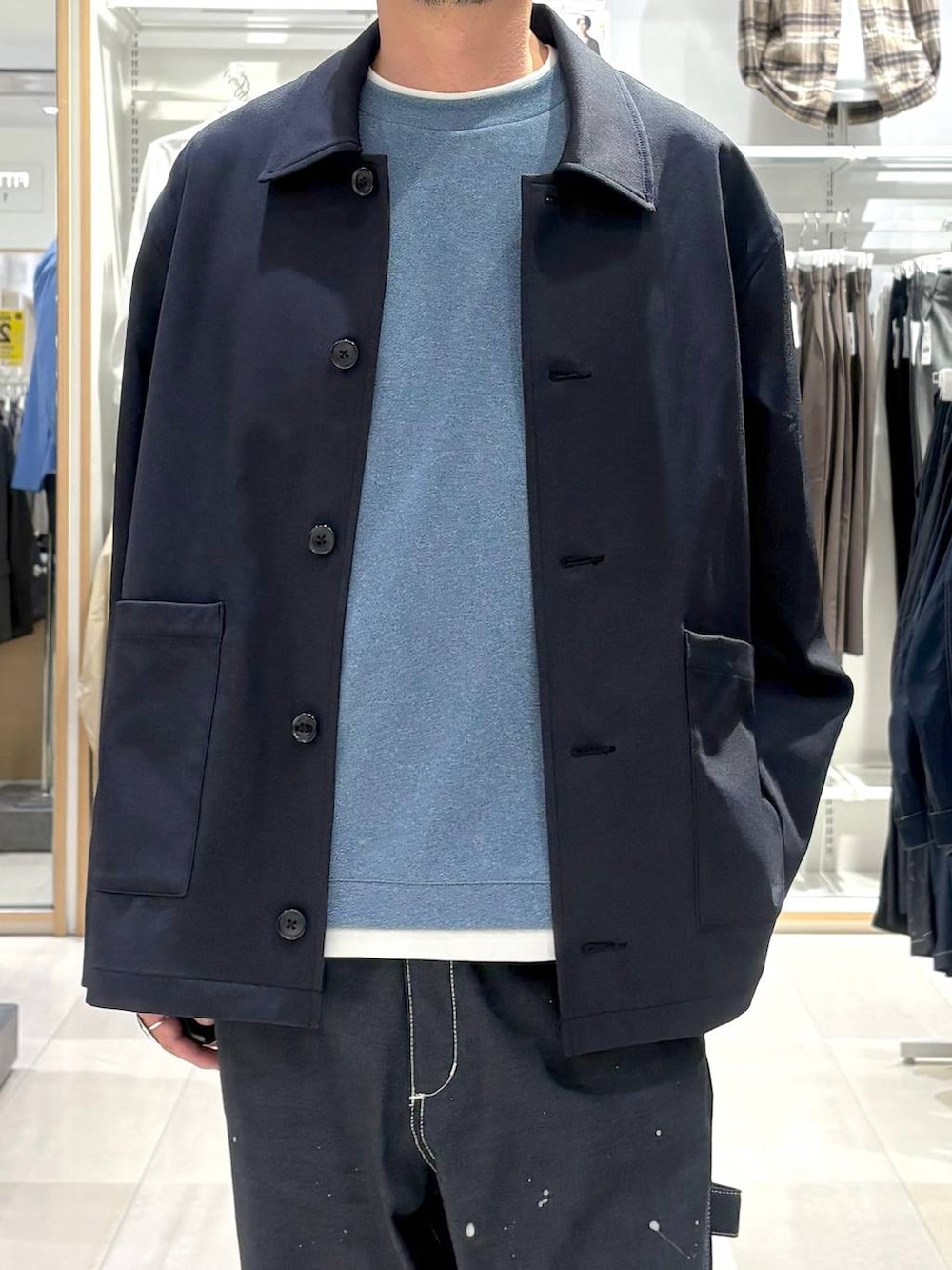 ブルー系のシャツ/ブラウス、ブルー系のデニムパンツ、ベージュ系のサングラスを着用したメンズの秋コーディネートの4枚目の写真