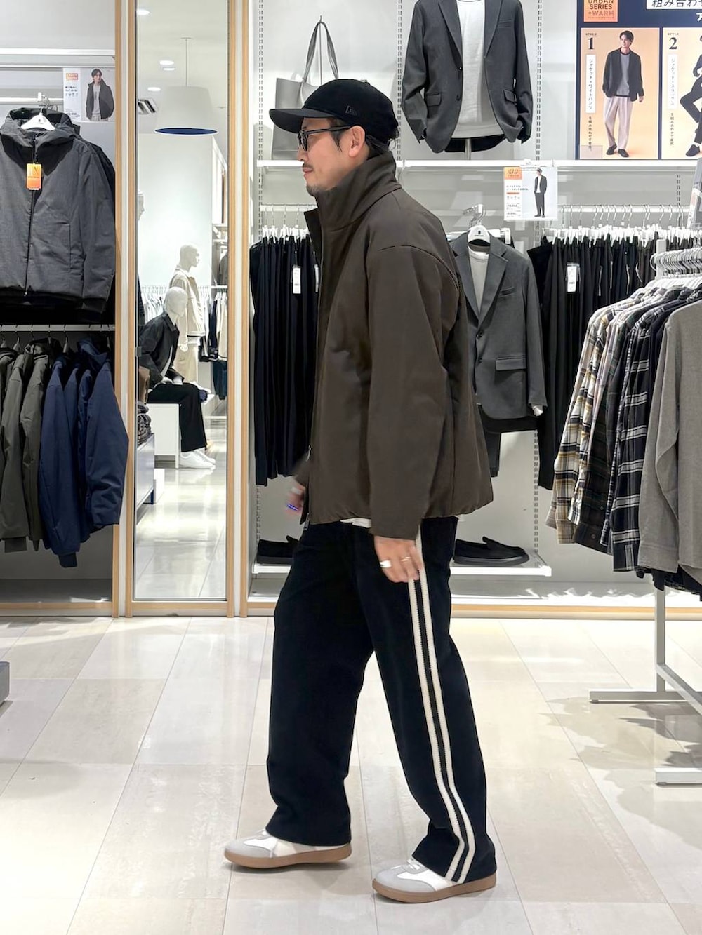 ベージュ系のスニーカー、ブラウン系のブルゾン、ブラック系のその他パンツを着用したメンズの秋コーディネートの2枚目の写真